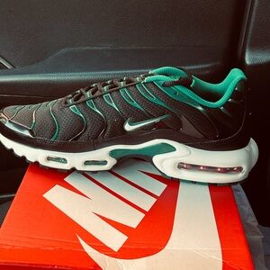 Men’s Nike Air Max Plus sneakers Black/Green size 10